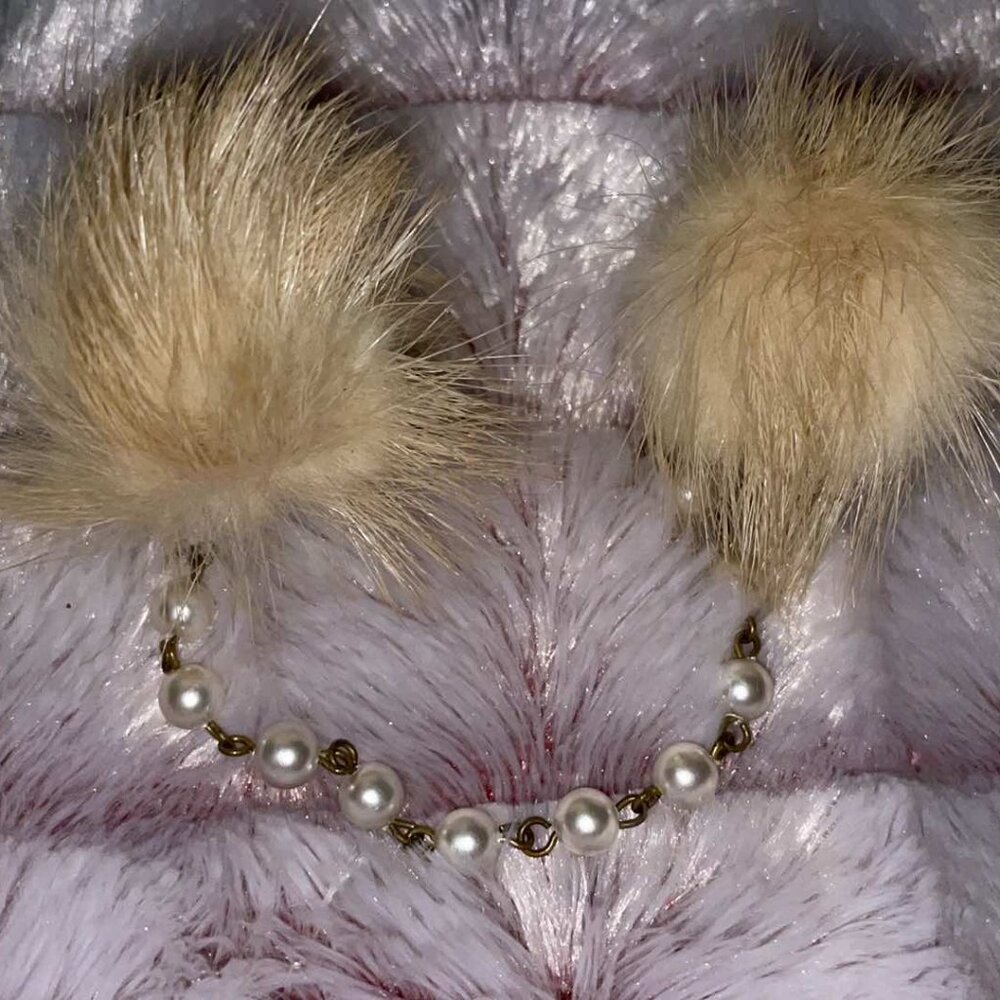 Vintage fur sweater clip